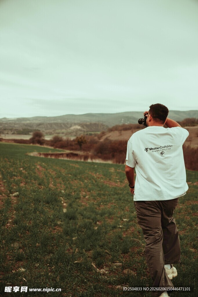 男子田野独行背影