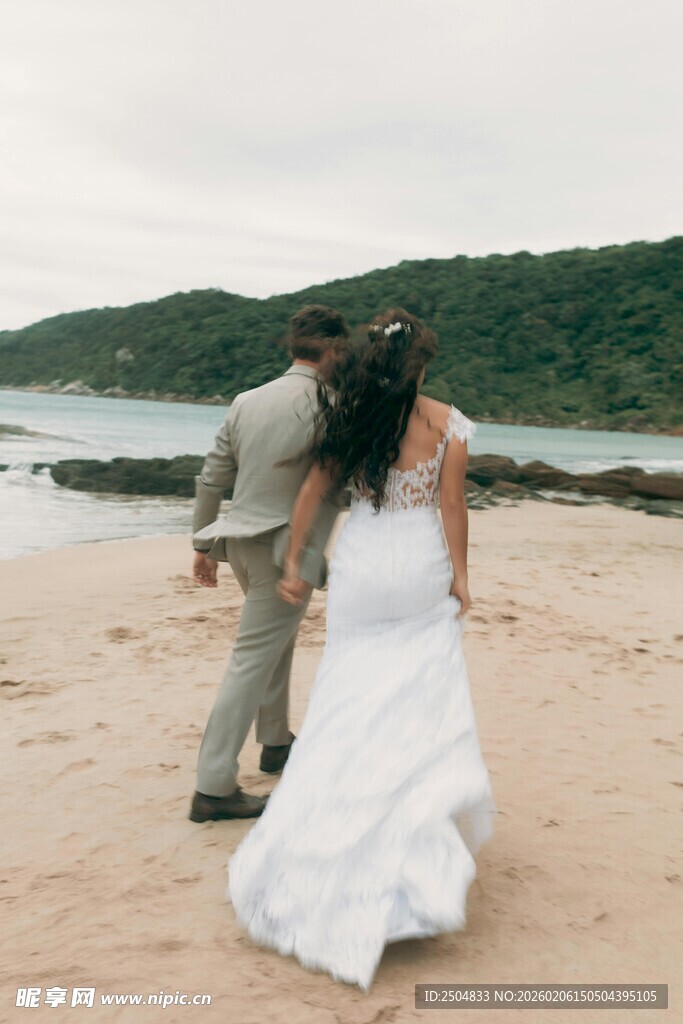 海边漫步的新婚夫妇