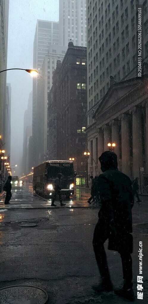 雨中城市街头行人景象