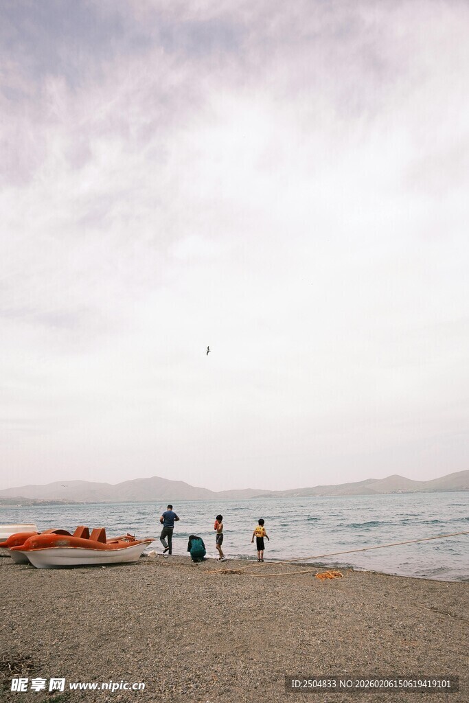 海滩上的休闲人群与船只