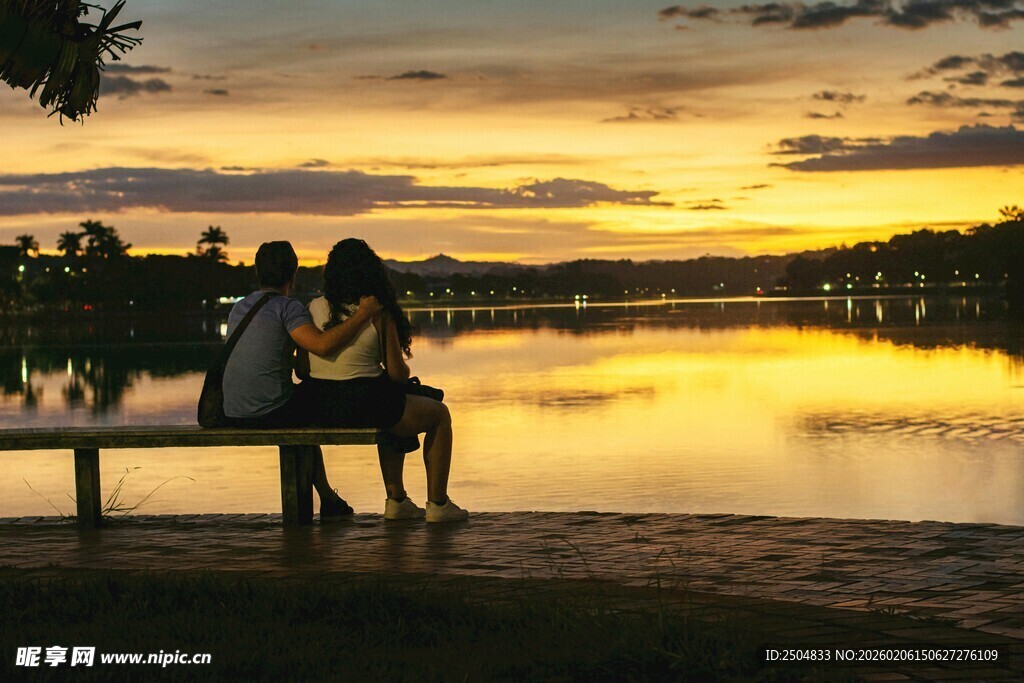夕阳下湖畔的温馨二人