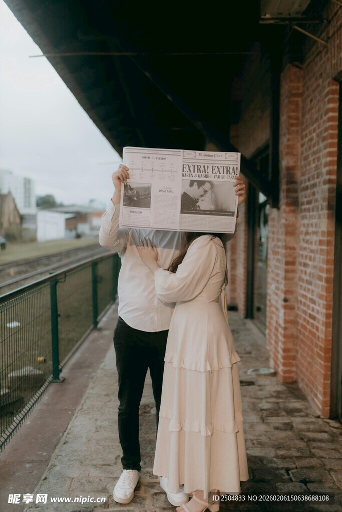 情侣街头玩趣味纸箱互动