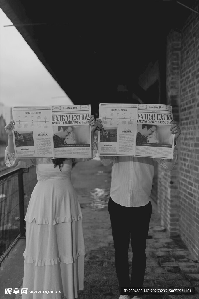 情侣举相框浪漫合影