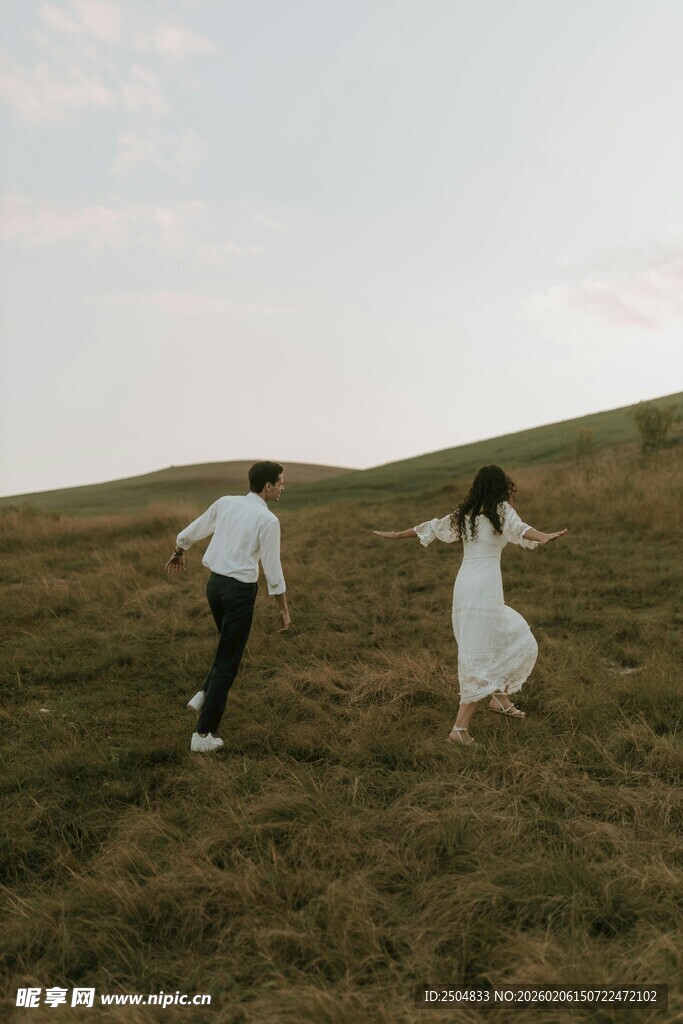 情侣草地浪漫奔跑瞬间