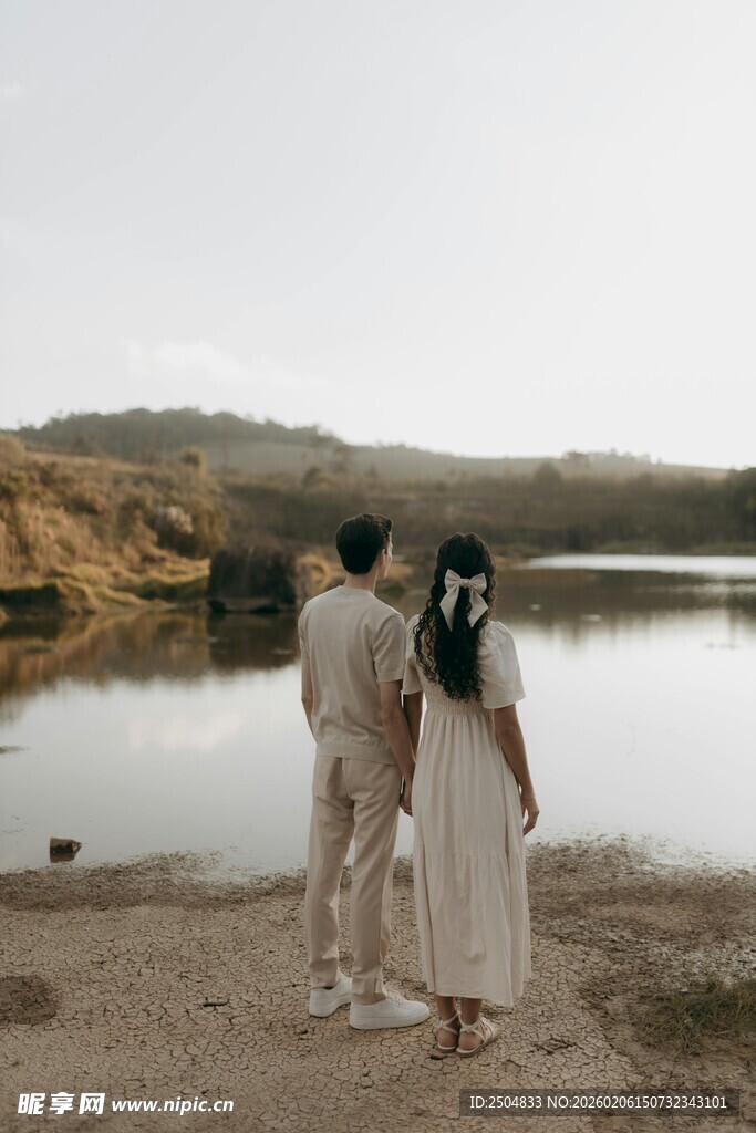 湖畔情侣依偎赏景