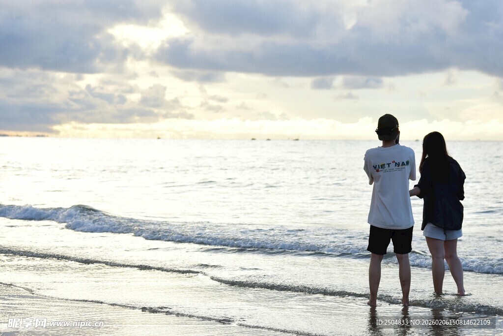 海边情侣漫步赏景