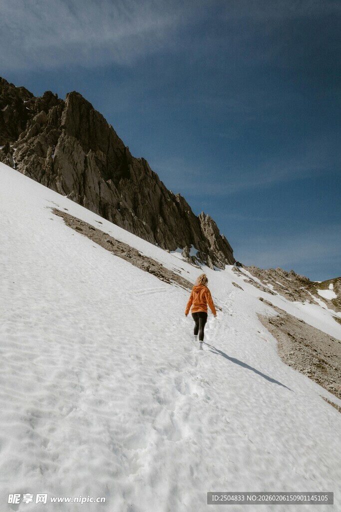 单人雪地徒步攀登
