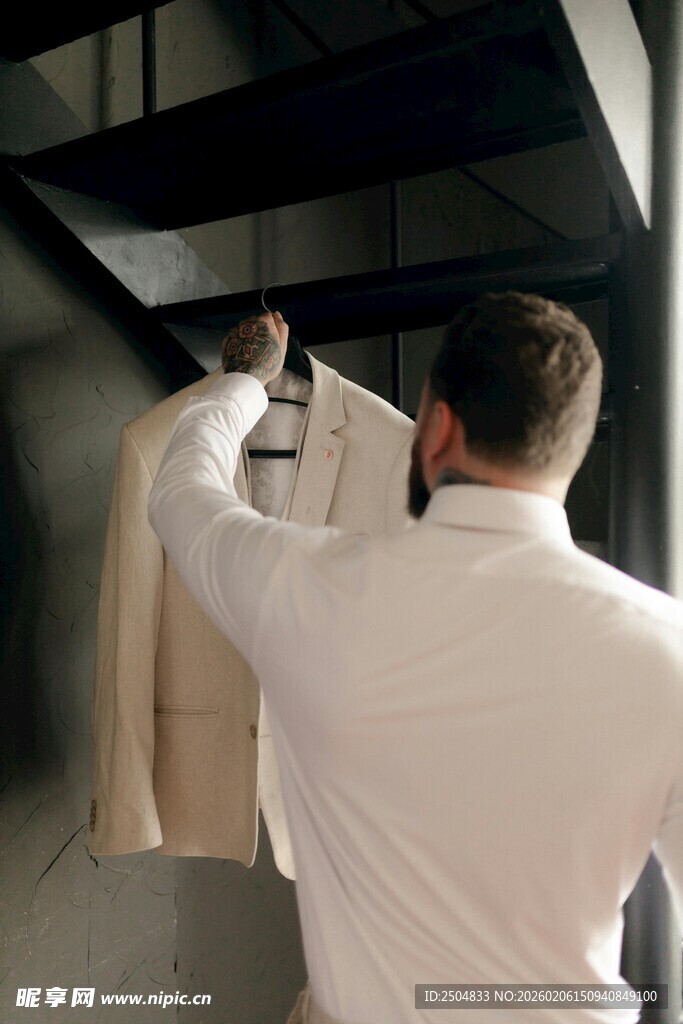 男士衣柜内挑选衣物