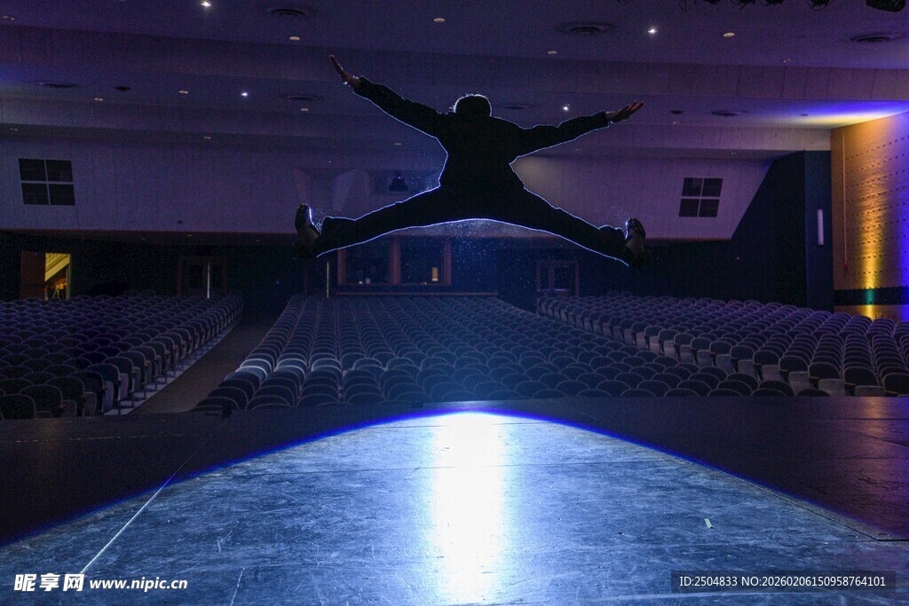 舞台上舞者的动感瞬间