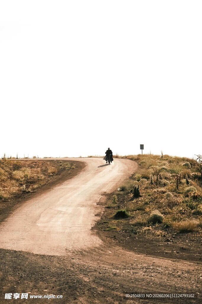 荒野中的骑行者