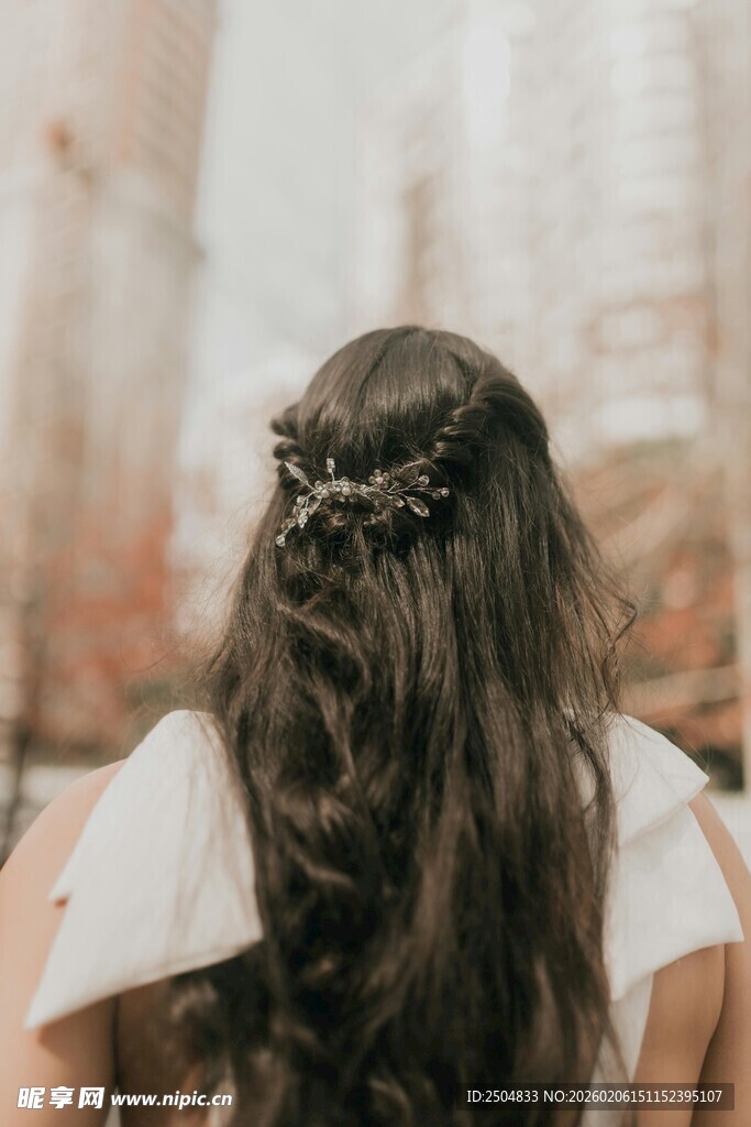 新娘背影 精致发饰显优雅