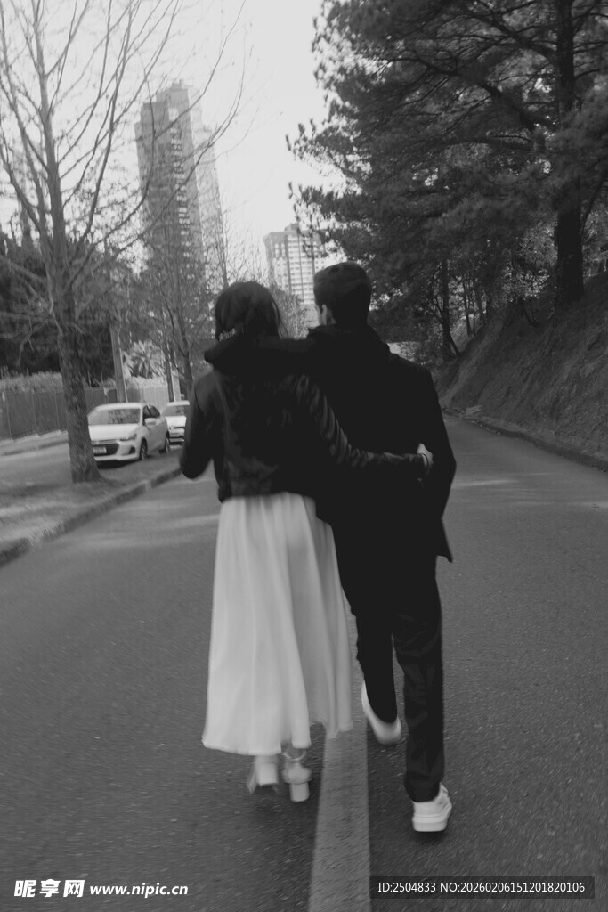 情侣漫步于静谧道路