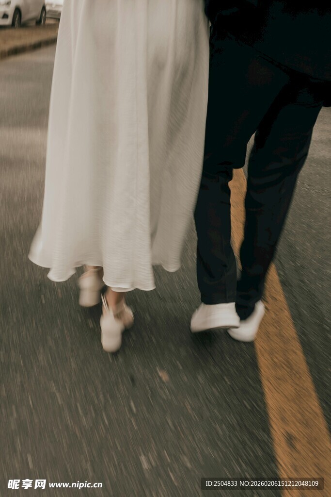 漫步的情侣背影