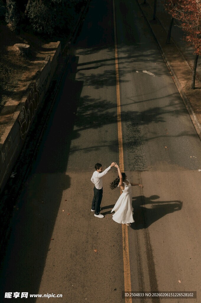 公路上的浪漫新婚瞬间