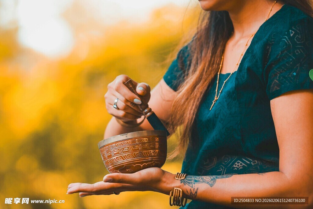 女子优雅执壶倒茶
