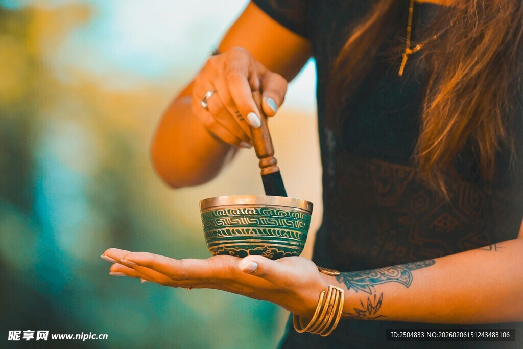 手捧抹茶碗的惬意瞬间