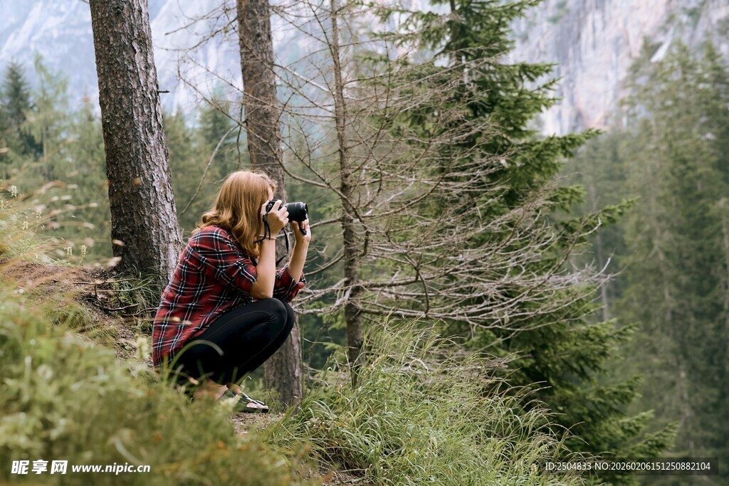 林间女子专注拍摄瞬间