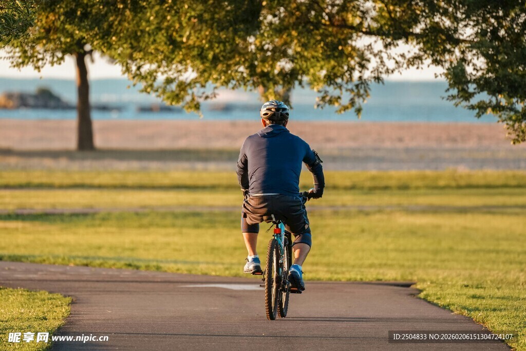 男子公园骑行赏景