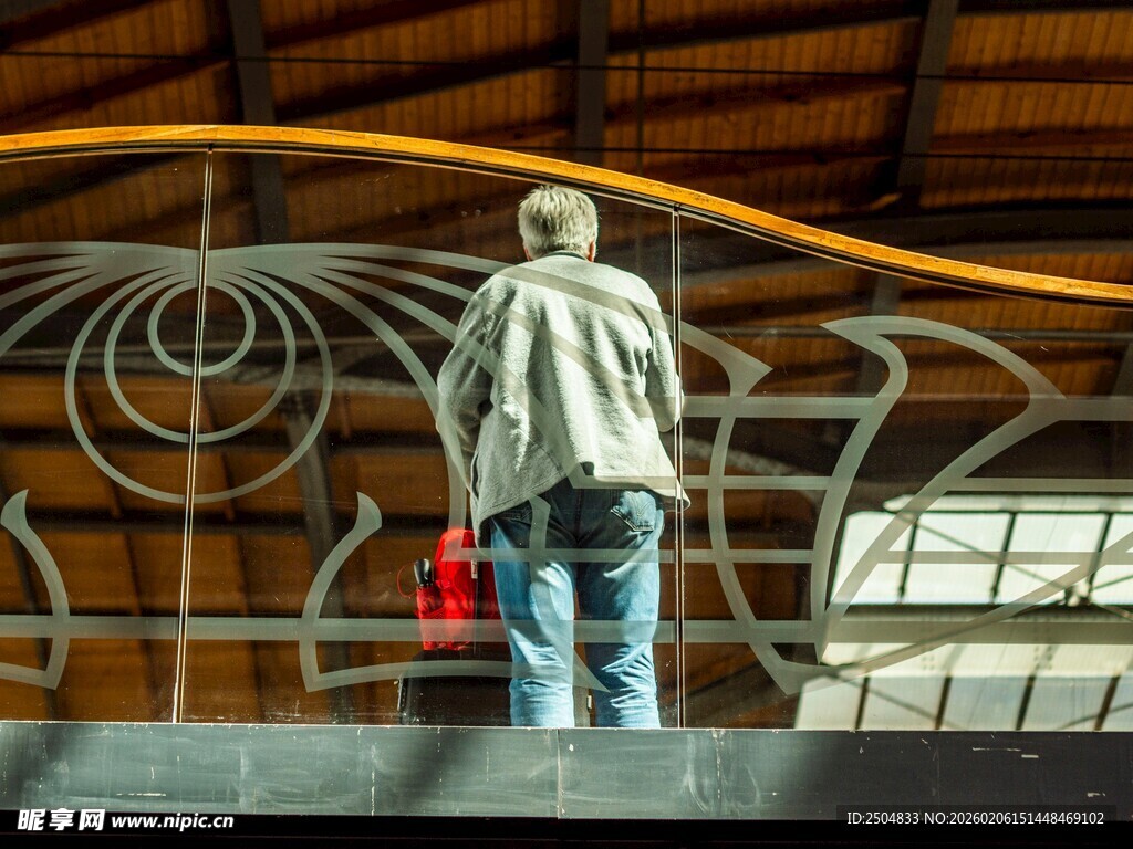 男子背对镜头于独特建筑前