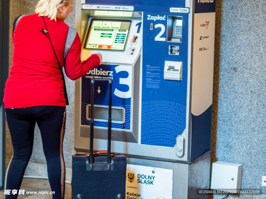 女子操作自助售票机