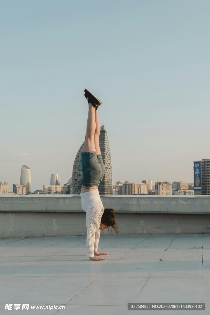 屋顶上的倒立舞者