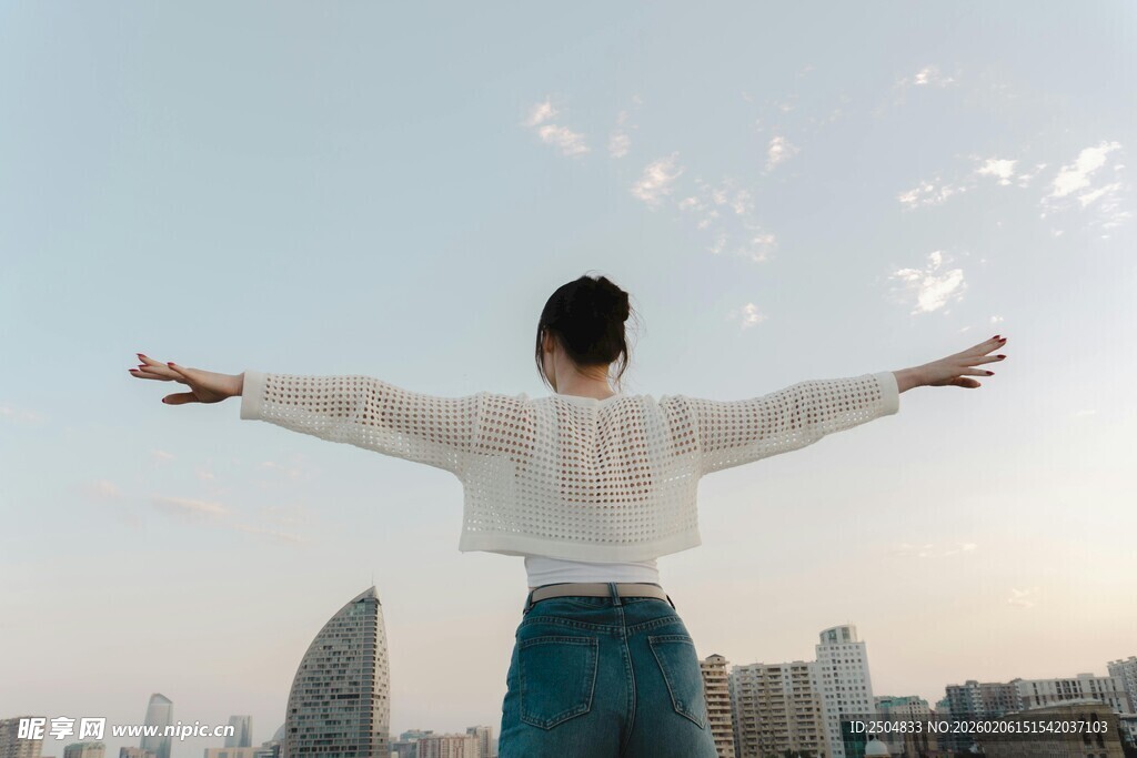 女子于城市畔舒展双臂