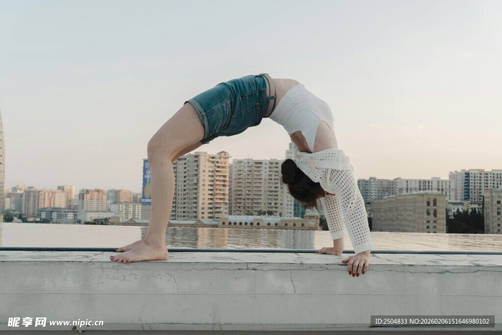 屋顶上的瑜伽者