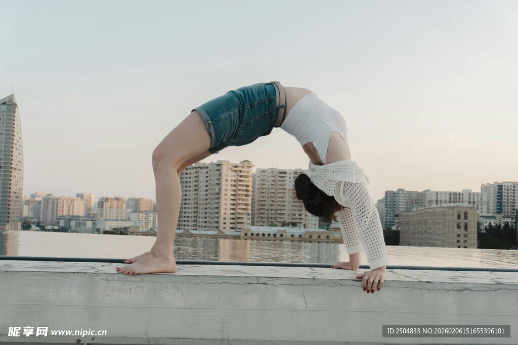 屋顶上展现高 度瑜伽动作