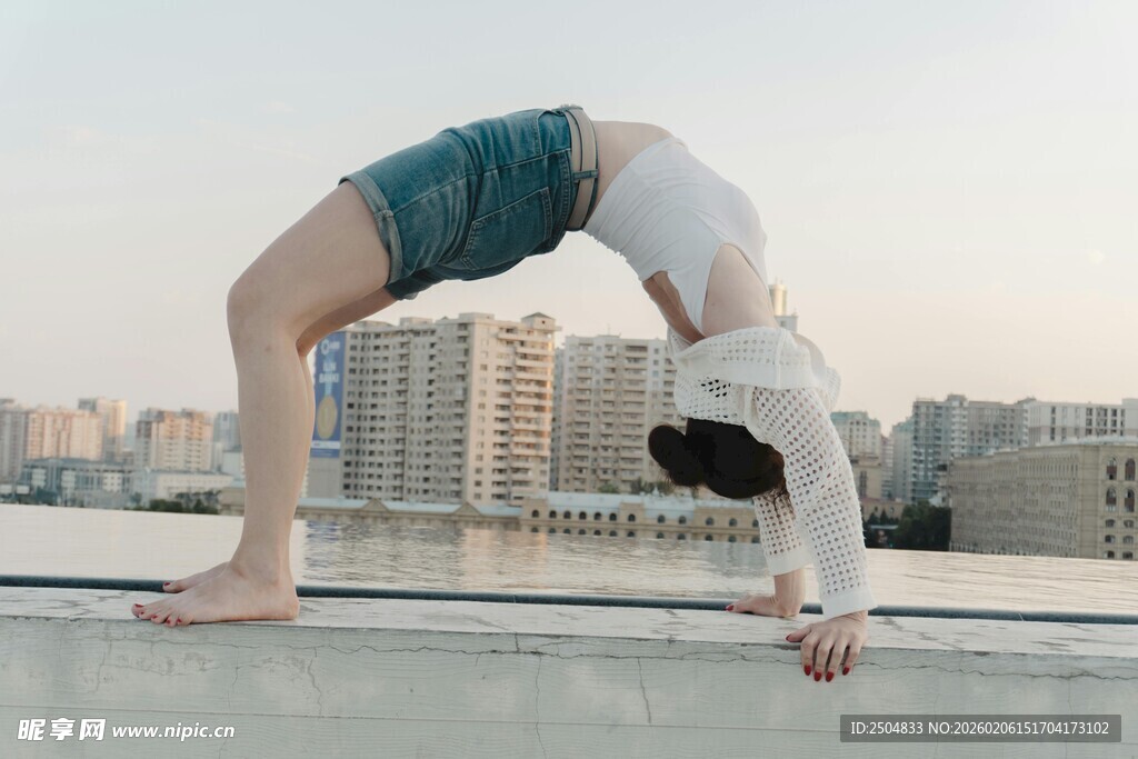 屋顶上的瑜伽者优美身姿