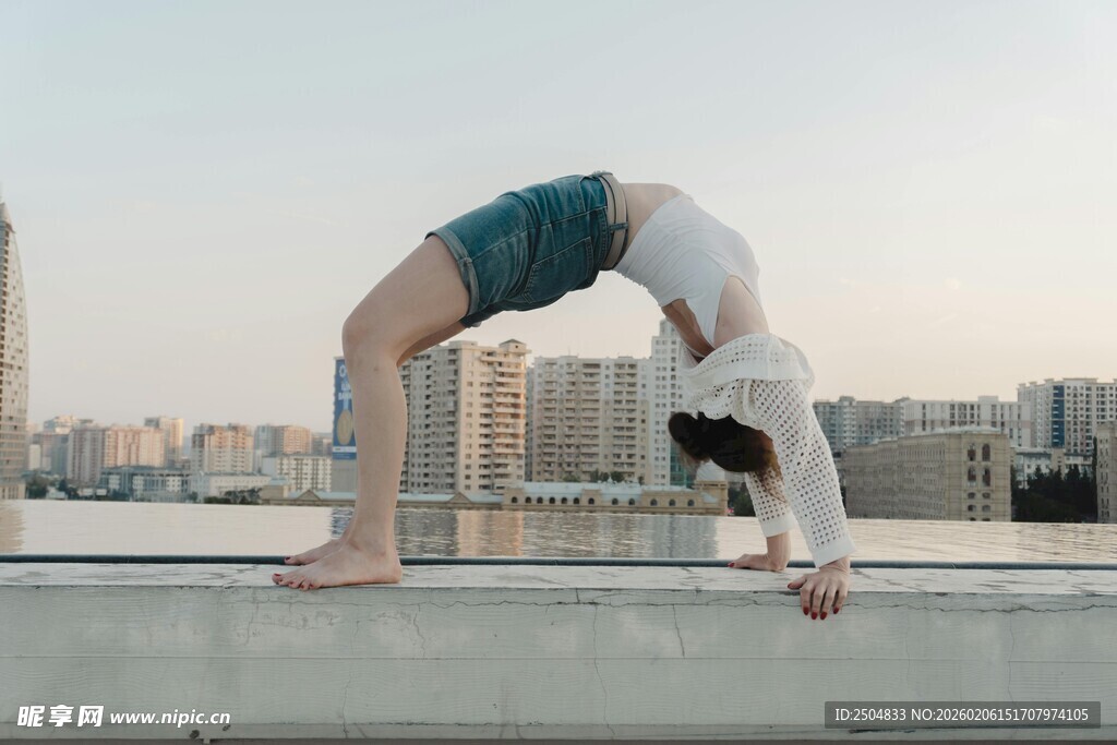 户外瑜伽者展现优美后弯