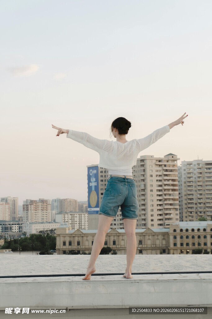 少年天台舒展双臂迎清风