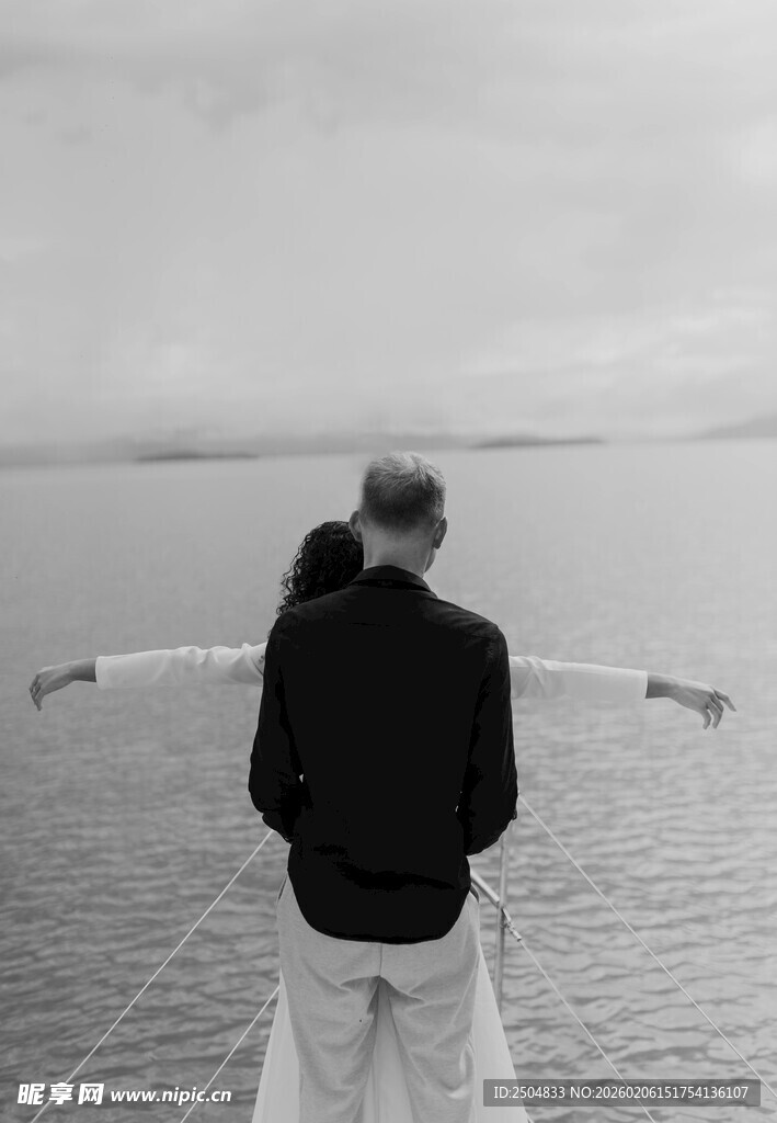 情侣海边依偎赏景