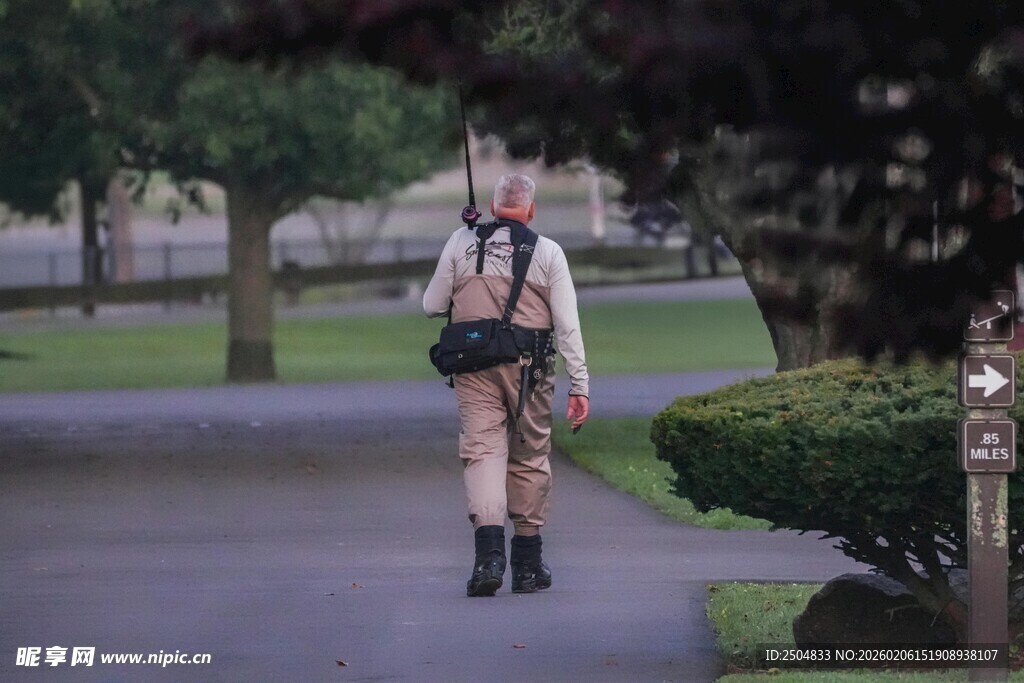 女子公园漫步 背背包穿工装