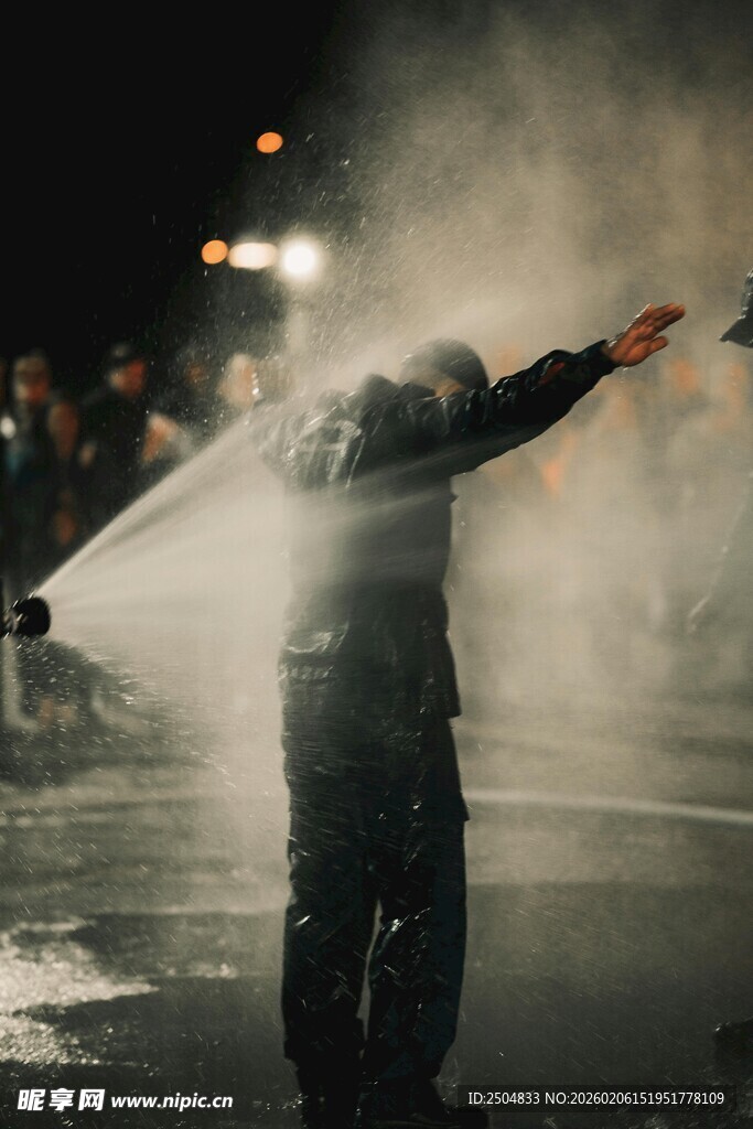 消防员街头喷水作业场景