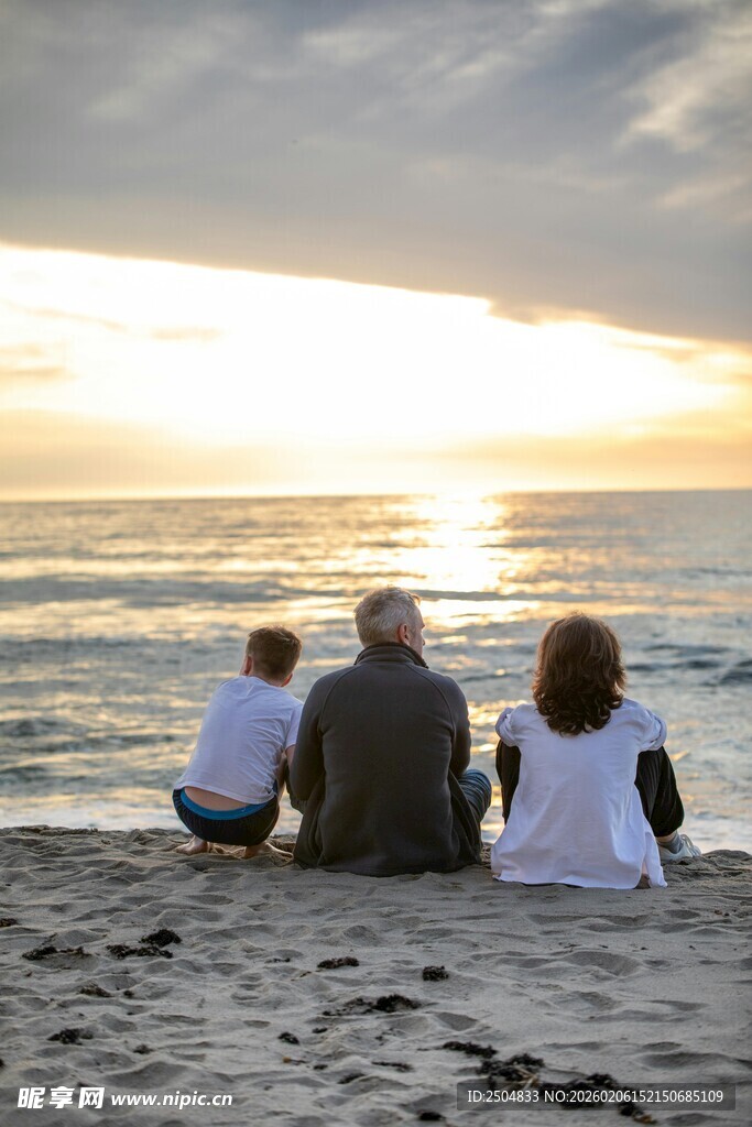 夕阳下三人海边温馨相伴