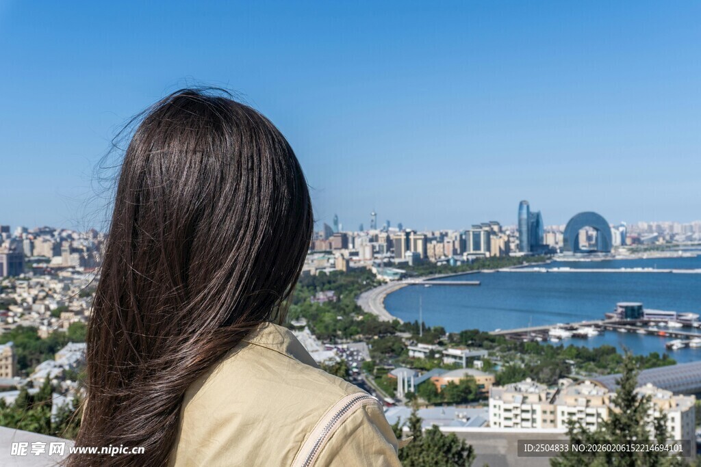 女子眺望城市海景风光