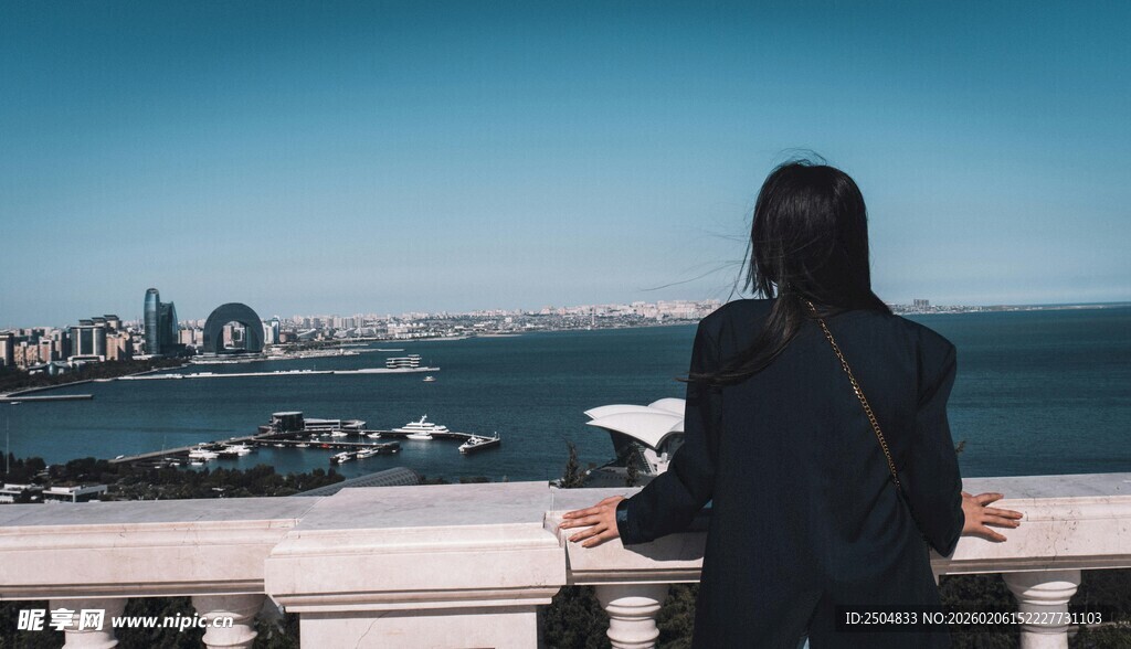 女子海边凭栏眺望远方