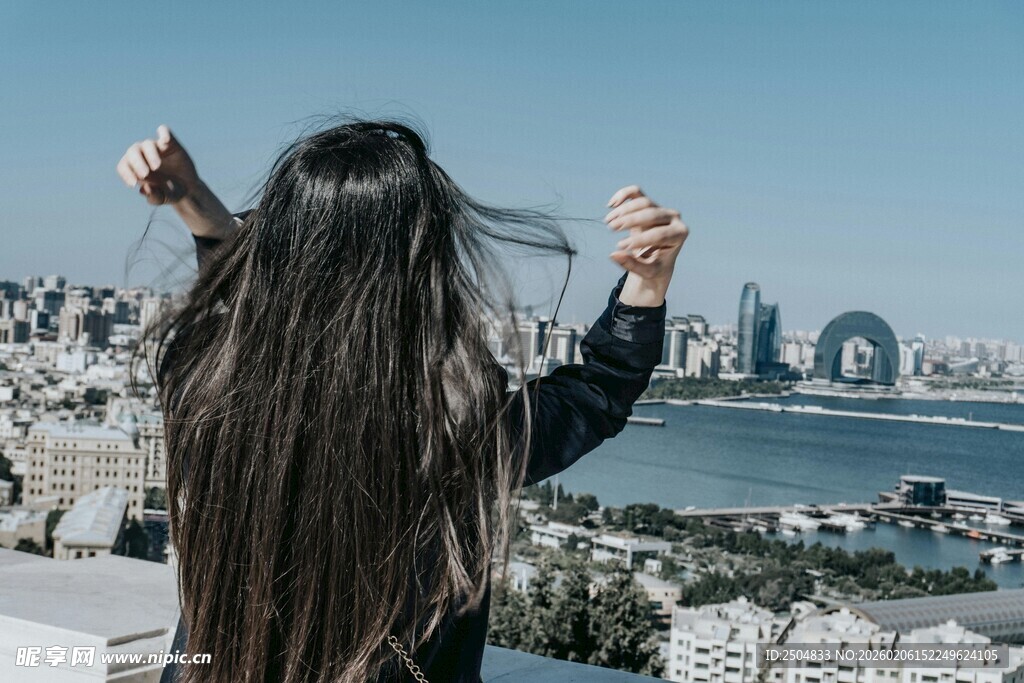 长发女子眺望城市海景
