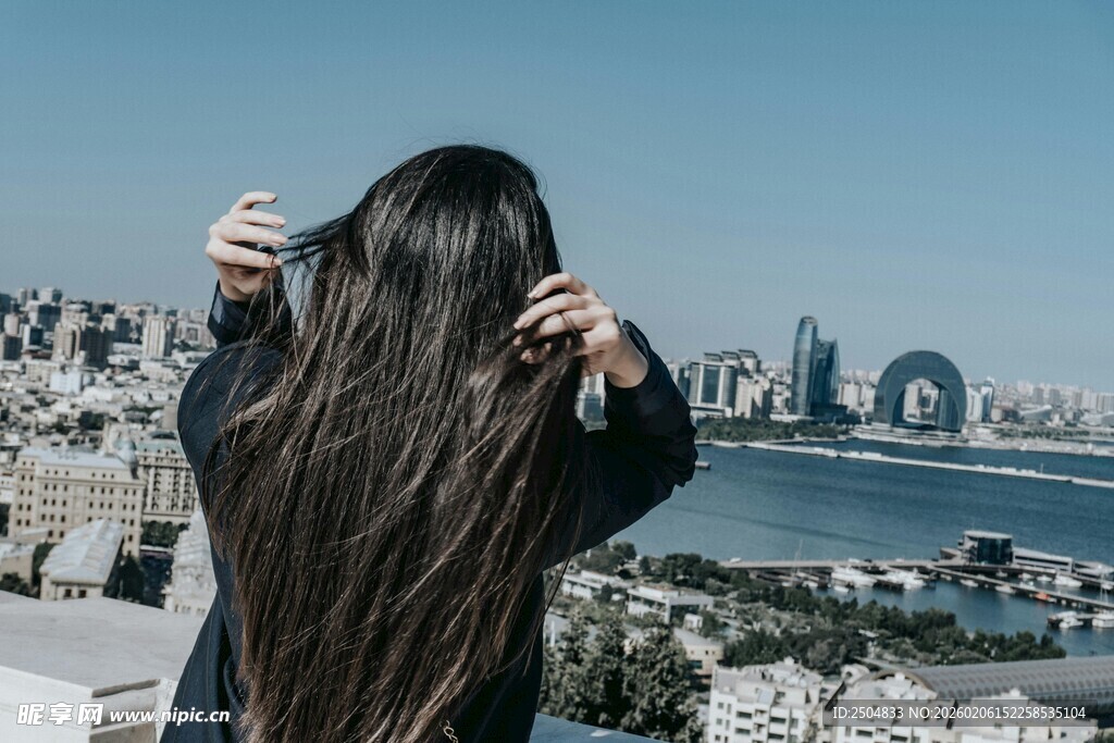 长发女子眺望城市海景