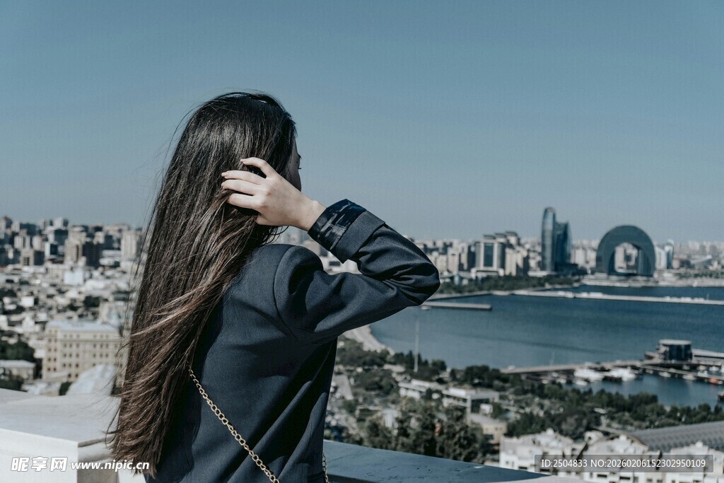 女子眺望城市海景