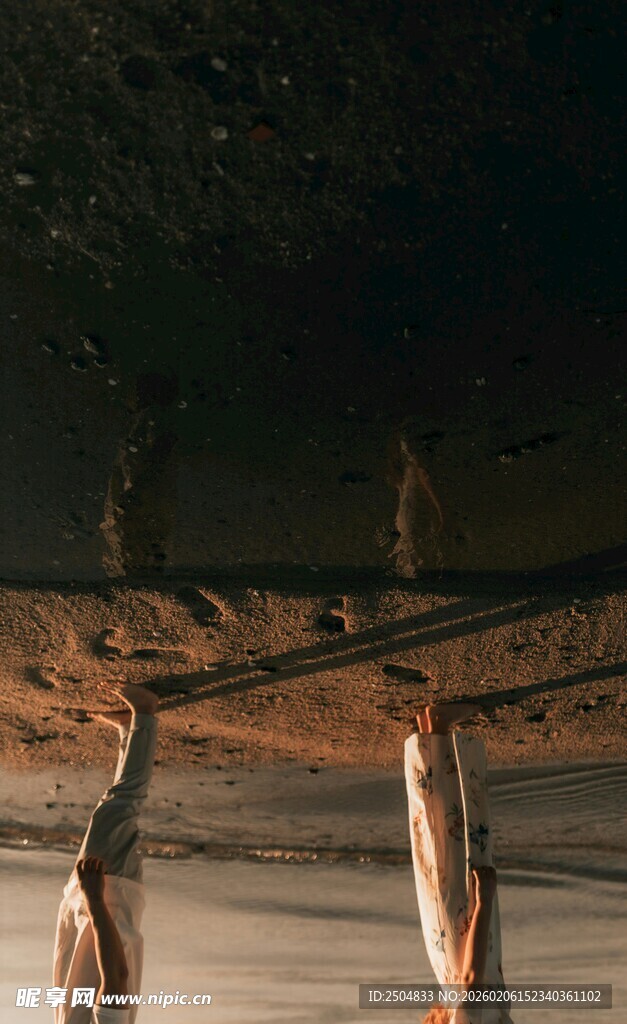  漠中古老的木质结构遗迹