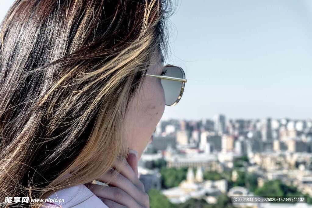 女子眺望城市风景