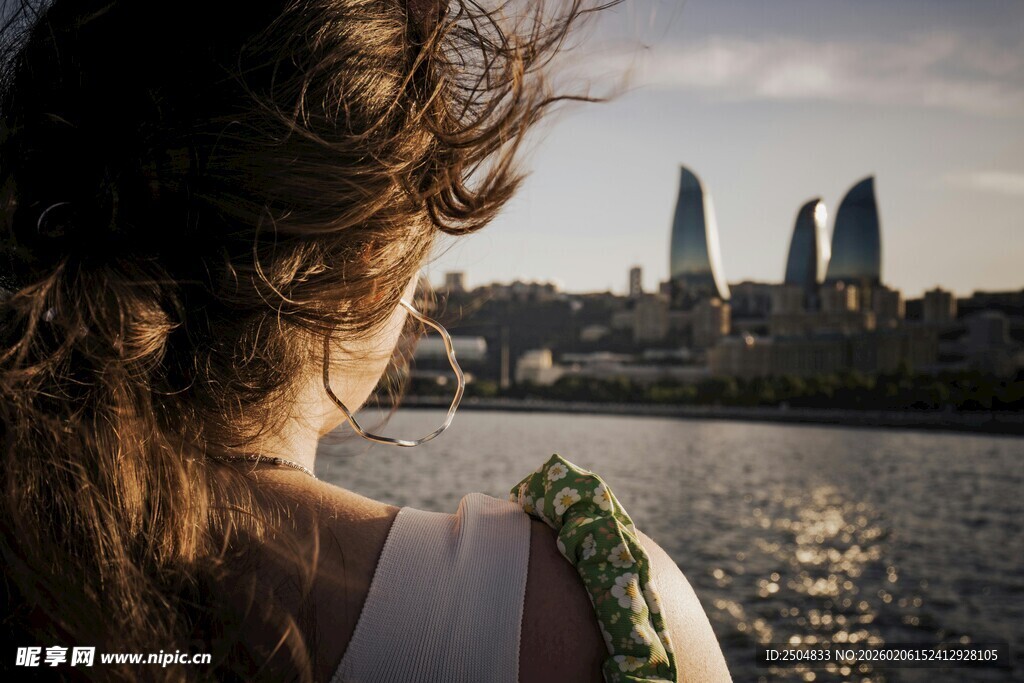 女子河畔赏景远眺城市风光