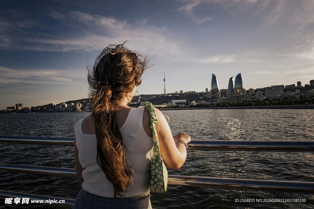 女孩河畔赏景背影