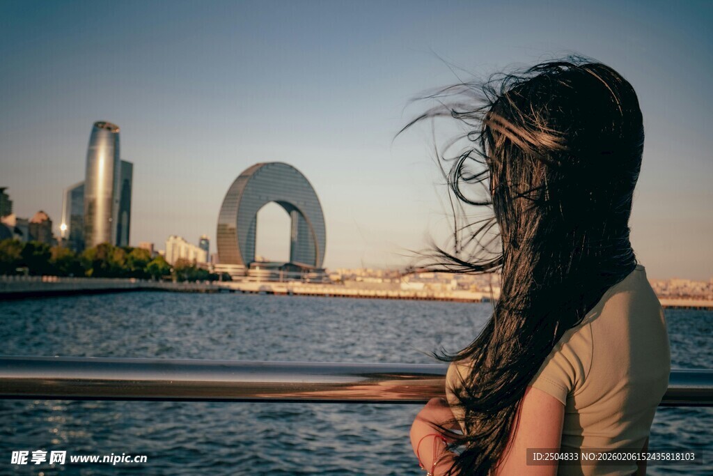女子赏景 背后建筑映蓝天
