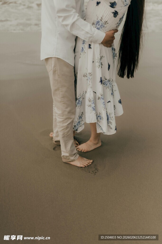 情侣海边相拥与可爱狗狗