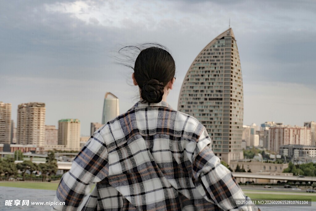 女子远眺城市独特建筑景观