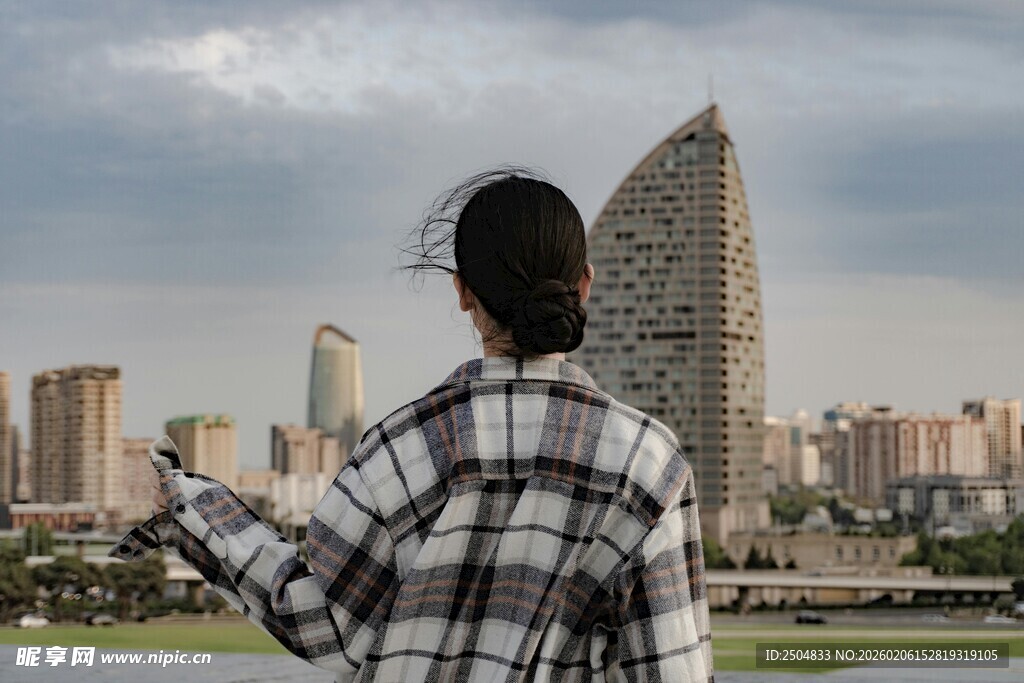 女子眺望城市高楼景观