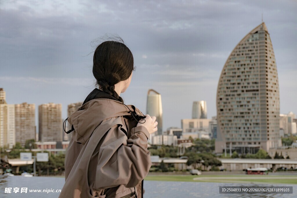 女子眺望城市独特建筑