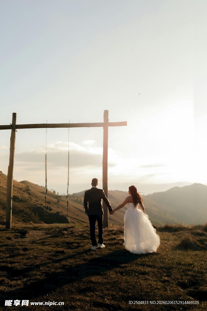 夕阳下的浪漫新婚夫妇